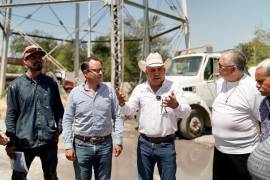 El alcalde José Feliciano Díaz recibió a ciudadanos en la Presidencia Municipal y acudió con ellos a supervisar los trabajos. FOTOS: CORTESÍA