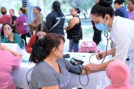 Brigadas de Salud Pública realizan detecciones oportunas de diabetes e hipertensión en colonias torreonenses.