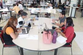 En su perspectiva, la ausencia de medidas regulatorias sobre la utilización de la IA en la esfera académica, política y social se debe a la rapidez con la que avanza y la limitada capacidad humana para entenderla y procesarla.