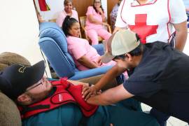 Socorristas de la Cruz Roja Mexicana impartieron un curso de primeros auxilios al personal de la Residencia de Adultos Mayores del DIF Municipal.