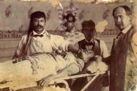 Primera operación de tiroidectomía documentada en México, realizada en Ramos Arizpe 1902. De izquierda a derecha, el doctor Anselmo Cabello Aguirre, una enfermera borrada, el doctor Pomposo García, y el doctor Juan Cabello Siller.