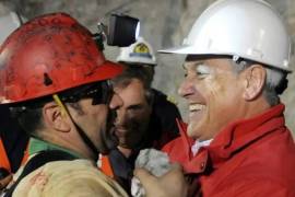El presidente Sebastián Piñera se encontraba en pleno viaje hacia Bogotá, para asistir a la posesión de su colega Juan Manuel Santos, cuando se enteró del accidente. Acortó su visita y regresó de inmediato a Chile para ponerse al mando de la situación.
