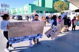 Pacientes que reciben tratamiento de hemodiálisis en la Clínica General Número 2 del IMSS bloquearon el bulevar Venustiano Carranza para denunciar deficiencias en el servicio.