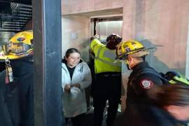 Bomberos y Protección Civil realizaron el rescate de nueve jóvenes atrapados en un elevador de la plaza Punto Tec.