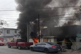 El fuego consumió parte del inmueble ubicado en avenida Martínez y Santa Cruz.