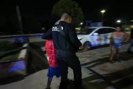 Elementos policiacos implementaron un operativo para resguardar al presunto agresor, debido a la tensión generada entre familiares de los lesionados tras el ataque ocurrido en calles de la colonia Porvenir.