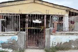 Agentes de la Fiscalía General del Estado realizaron las diligencias correspondientes dentro del domicilio para esclarecer las circunstancias del fallecimiento del ex policía municipal.