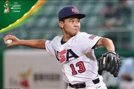 Autoridades de Eagle Pass felicitan al joven pelotero por su destacada actuación internacional.