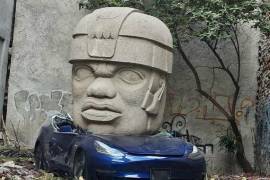 El Tesla aplastado forma parte de la serie Neo-tameme del escultor de Apan, Hidalgo, que explora el pasado prehispánico desde una perspectiva neocolonial occidental.