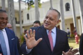 Mientras tanto, funcionarios estadounidenses le han dicho a Cabello a través de intermediarios, según Reuters, que si se muestra desafiante, podría enfrentar un destino similar al de Maduro.