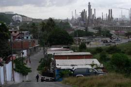 La refinería El Palito sobre Puerto Cabello. Reactivar la producción petrolera venezolana sería un proyecto a muy largo plazo, afirmó el exjefe ejecutivo de BP, John Browne.