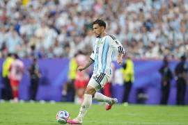 El hecho de que no lo hayan echado durante el partido, salvó a Paredes de ser sancionado por la Comisión Disciplinaria de la FIFA.