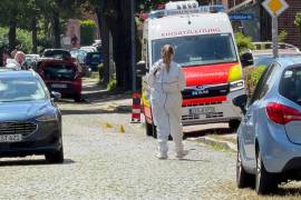 En esta imagen se observa a equipos de emergencia, residentes en Stade, Alemania, tras un tiroteo en un centro de bienestar juvenil de dicha localidad del norte de Alemania.