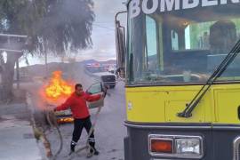 Los bomberos de Arteaga llegaron rápidamente al lugar para sofocar el incendio del Ford Focus, evitando una tragedia mayor.