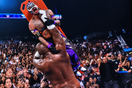 Omos derrotó a Rey Mysterio en la lucha estelar de Triplemanía 34 en Las Vegas y consiguió su reinstalación en AAA.