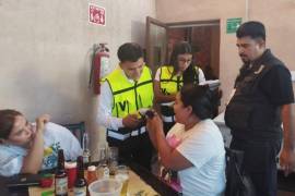 Los jóvenes estudiantes recorren los antros de Torreón aplicando el alcoholímetro a los clientes que lo permiten.