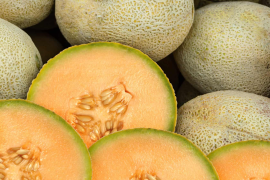 El producto en la mira es la variedad de melón cantaloupe, que la corporación vende con dos etiquetas diferentes en los grandes supermercados de Canadá y Estados Unidos: Malichita y Rudy
