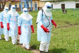 Los esfuerzos por contener el virus también se han visto obstaculizados por la falta de financiación, los ataques a los centros de salud y el conflicto en curso en el este del Congo, epicentro del brote.