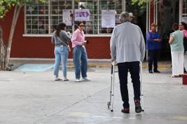La representante del PT ante el órgano electoral denunció presuntas irregularidades durante la jornada, al señalar que “el mapacheo electoral está a todo lo que da” y pidió a la autoridad tomar cartas en el asunto.