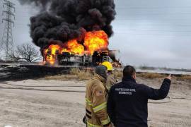 Una pipa cargada con gasolina explotó en un tramo de la carretera federal 57, a la altura de rancho Santo Tomás.