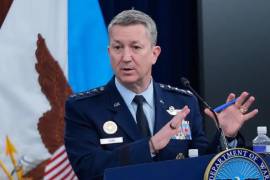 “En los últimos 30 días, hemos atacado más de 11.000 objetivos. Gracias al aumento de la superioridad aérea, hemos comenzado con éxito las primeras misiones terrestres con bombarderos B-52 , lo que nos permite seguir superando al enemigo”, dijo Dan Caine.