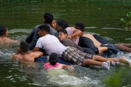 Migrantes cruzan el Río Bravo en un colchón hacia Estados Unidos desde Matamoros, México, el 9 de mayo de 2023.