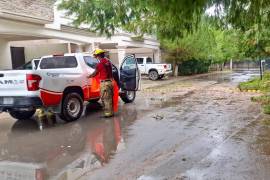 Personal de Protección Civil y Bomberos mantiene recorridos preventivos en sectores de Ramos Arizpe ante las lluvias.