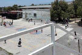 Un ejemplo de deterioro es la Secundaria Número 1 “Juan Gil González”, una de las instituciones educativas con mayor tradición y reconocimiento en Monclova, que ha sido señalada por padres de familia debido al mal estado de sus instalaciones.