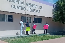 Personal médico y de enfermería del Hospital General de Cuatro Ciénegas participó en una protesta para exigir respuesta de las autoridades de Salud de Coahuila.
