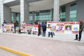 Afectados por presunto fraude inmobiliario se manifestaron frente a la Fiscalía en Torreón.