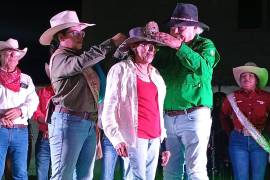 Herlinda Quintero, conocida como ‘Doña More’, recibió el nombramiento de Reina Vitalicia durante la Noche Mexicana previa a la edición 35 de la Cabalgata Santo Domingo-Sabinas.