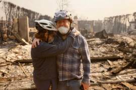 Claudio y Kathleen Boltiansky se abrazan en su vecindario devastado por el fuego después de que el incendio Palisades arrasara el vecindario de Pacific Palisades el 8 de enero.