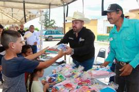 Durante la brigada se entregaron 51 paquetes de útiles escolares: 11 a niñas y niños de escuela Primaria, 20 de nivel Secundaria y 20 de Preparatoria.