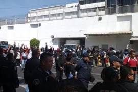 Padres y allegados a 43 normalistas de Ayotzinapa desaparecidos estrellaron un camión en la puerta principal de instalaciones de FGR