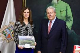 El alcalde José María Fraustro Siller y la cónsul Annabelle Larouche durante la reunión en la Presidencia Municipal de Saltillo.