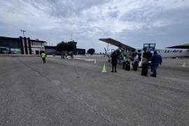 El vuelo de este martes llegó a Piedras Negras con nueve pasajeros y despegó hacia Monterrey con dos pasajeros.