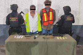 Los hombres fueron detenidos en posesión de armas y drogas tras una persecución en Sabinas Hidalgo, Nuevo León