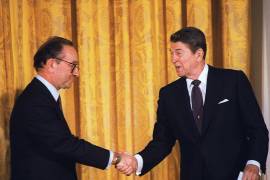 El presidente Reagan felicita a Alan Greenspan tras su toma de posesión como nuevo presidente de la Junta de la Reserva Federal durante una ceremonia en la Casa Blanca el 11 de agosto de 1987.
