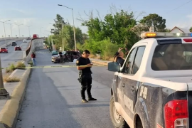 La unidad en la que viajaban cinco mujeres quedó completamente destrozada luego de chocar contra una estructura de concreto al intentar incorporarse a un puente.