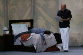 Acción. Odín Dupeyrón y Erika Blenher protagonizan ‘Veintidós Veintidós’, una obra que combina humor negro con una reflexión sobre la vida.