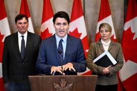 El primer ministro canadiense, Justin Trudeau, en un podio durante una conferencia de prensa sobre la actividad criminal violenta relacionada con la India.