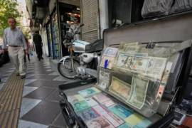 Su depreciación refleja una combinación de guerra, inflación, sanciones, aislamiento financiero, restricciones comerciales y pérdida de confianza.
