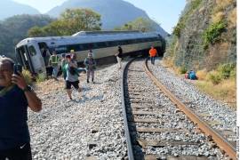 El subsecretario de Derechos Humanos de Segob, Arturo Medina, informó que en total había 36 personas hospitalizadas tras el accidente.