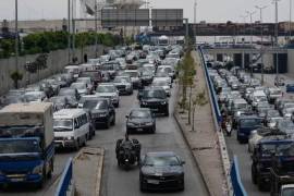 Los coches permanecen atascados en el tráfico de una autopista mientras los residentes huyen tras la amenaza israelí de atacar Dahiyeh, un suburbio al sur de Beirut, Líbano, el lunes 1 de junio de 2026.