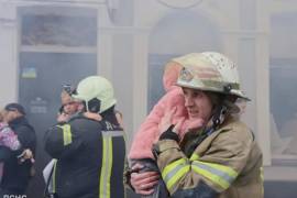 Los niños asustados, muchos de ellos nacidos durante la guerra que ha durado casi cuatro años por Rusia, se aferraron desesperadamente a los hombros de los bomberos que los rescataban de las llamas.