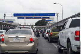 La falla en el sistema de Aduanas del México sumió esta semana en el caos y en filas kilométricas al comercio legal con Estados Unidos, pero continuó el contrabando vía pipas con combustible.