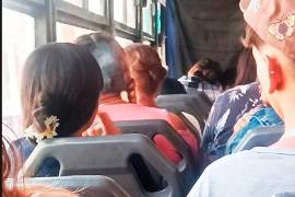Un usuario de transporte público captó el acto de vapear por parte de las jovencitas en una unidad de la ruta 5B.