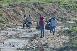 Personal de distintas dependencias municipales, junto con ciudadanos y organizaciones civiles, participaron en la limpieza del Arroyo de las Vacas para retirar residuos que podrían generar obstrucciones durante la temporada de lluvias.