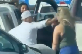 El video de una riña registrada durante la Cabalgata de Sabinas se viralizó en redes sociales por la agresión entre varias personas.
