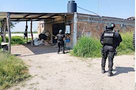 Elementos militares decomisaron armas y equipo táctico en la zona pese a no encontrar los delincuentes con los que previamente se enfrentaron.